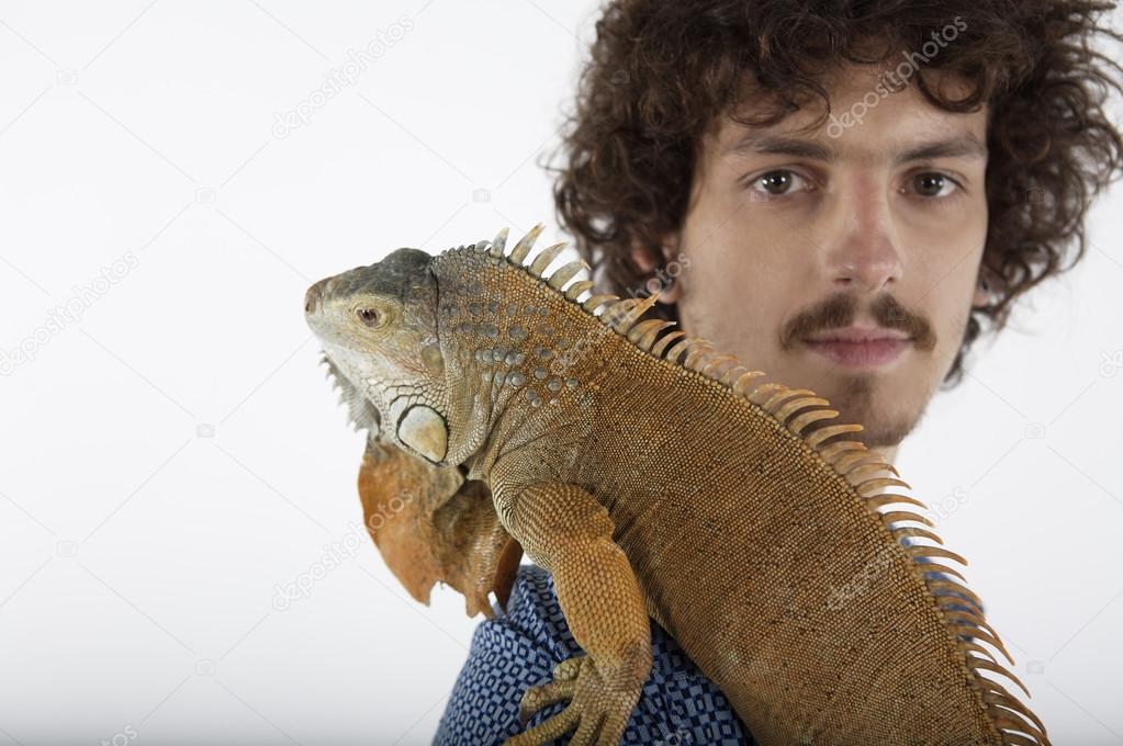 Anak muda dengan iguana di bahu — Foto Stok © Focusarg #93430432