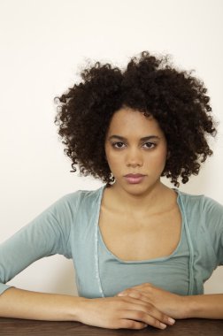 masada oturan kıvırcık genç kadın