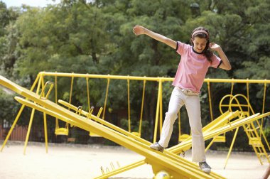 Oyun parkında dalga geçmeyi kız