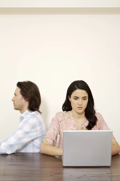 Pareja sentada en la mesa —  Fotos de Stock