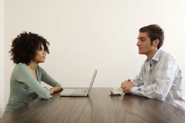 Pareja sentada en la mesa —  Fotos de Stock