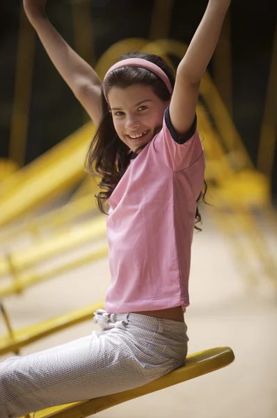 Chica engañando alrededor en el patio de recreo — Foto de Stock