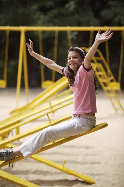 Chica engañando alrededor en el patio de recreo — Foto de Stock