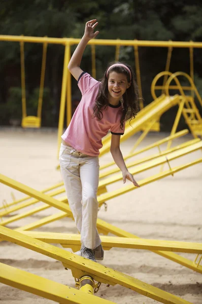 Chica engañando alrededor en el patio de recreo — Foto de Stock