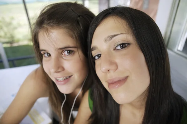 Dois adolescentes olhando para a câmera — Fotografia de Stock