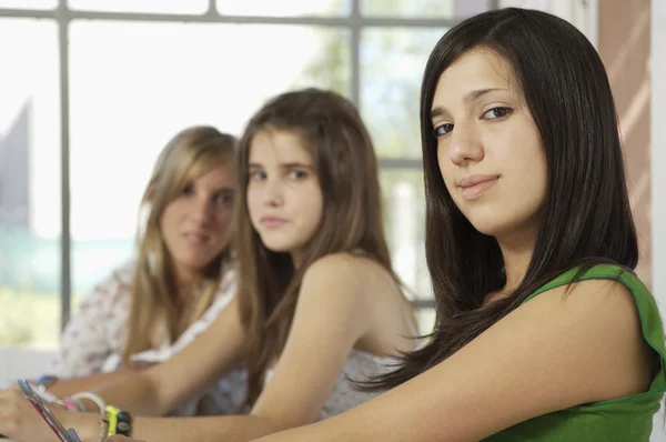 Três amigos adolescentes — Fotografia de Stock