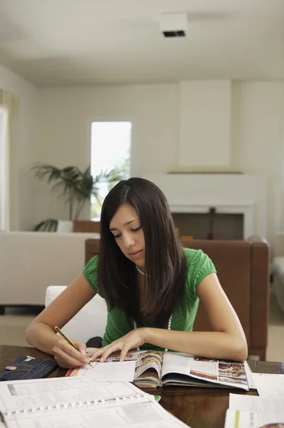 Adolescente estudiante haciendo la tarea —  Fotos de Stock