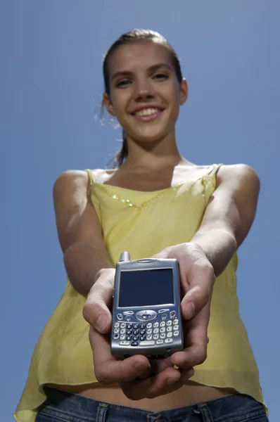Chica mostrando el teléfono celular — Foto de Stock