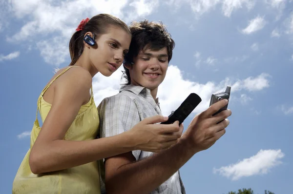 Teenagers using gadgets — Stock Photo, Image