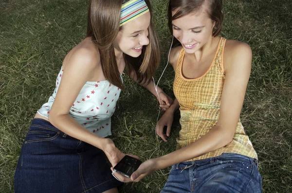 Teenage girls listening music — Stock Photo, Image