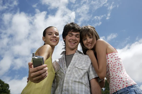 Grupo de adolescentes haciendo selfie —  Fotos de Stock