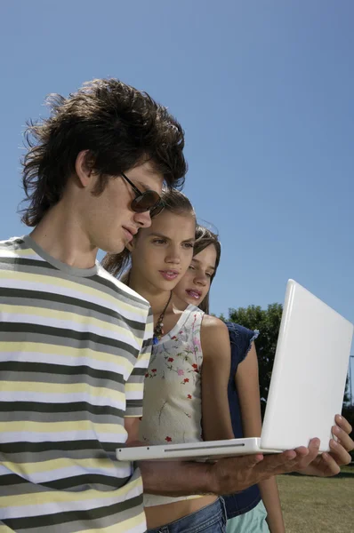 Drei Teenager mit Laptop — Stockfoto