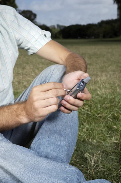 Мужские руки с помощью мобильного телефона — стоковое фото