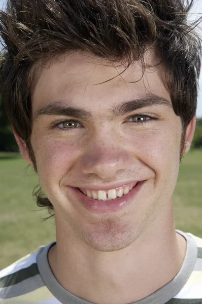 Retrato de adolescente sorridente — Fotografia de Stock