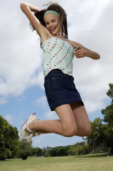 Ragazza adolescente ascoltare musica — Foto Stock