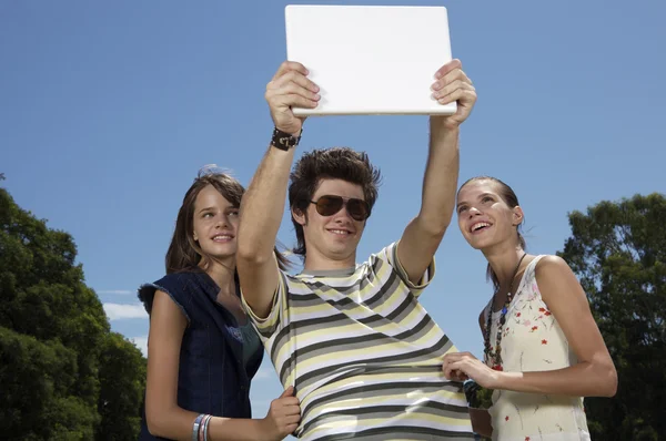 Tres adolescentes con portátil —  Fotos de Stock