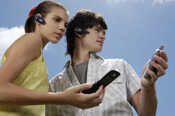 Teenagers using gadgets — Stock Photo, Image