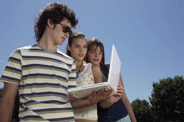 Tres adolescentes con portátil — Foto de Stock