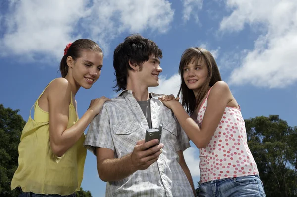 Teenageři, při pohledu na mobilní telefon — Stock fotografie