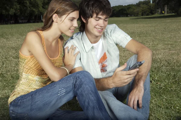 Молодая пара с помощью телефона — стоковое фото