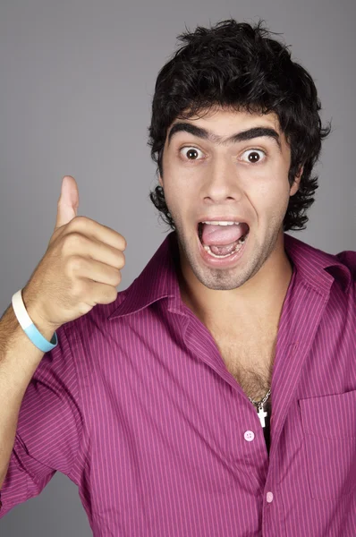 Hombre joven con camisa rosa — Foto de Stock