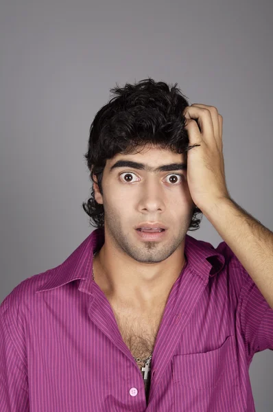 Hombre joven con camisa rosa — Foto de Stock