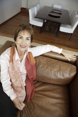  kanepede oturan kadın kıdemli