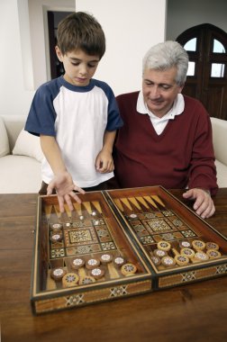 Dede ve torunu tavla oynamak
