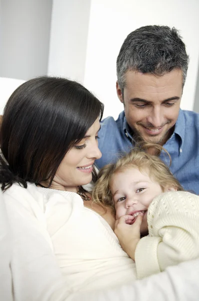 Porträtt av lycklig familj — Stockfoto