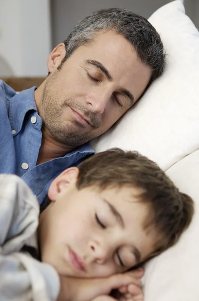 Padre e hijo durmiendo — Foto de Stock