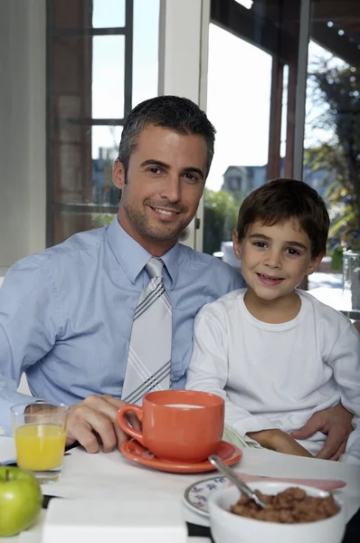 Pai e filho tomando café da manhã — Fotografia de Stock