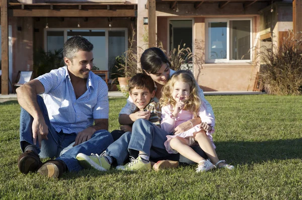 Porträt einer glücklichen Familie — Stockfoto