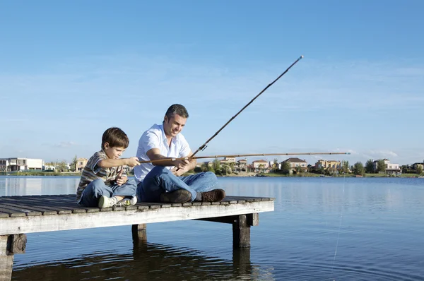 Feliz padre e hijo de pesca — Foto de Stock