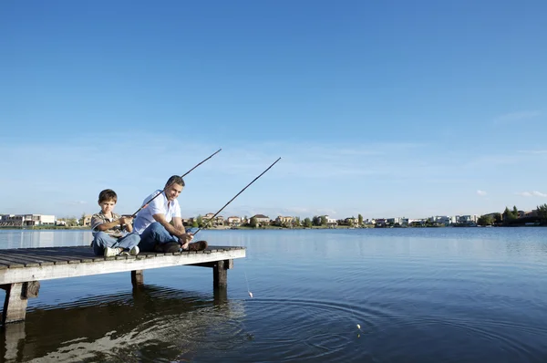 Šťastný otec a syn rybaření — Stock fotografie
