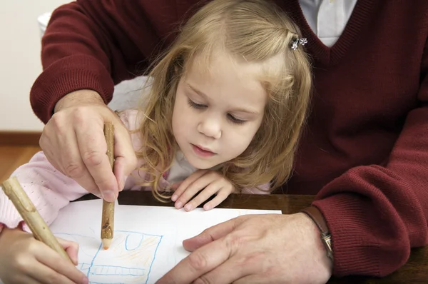 Niña dibujo con lápiz de colores —  Fotos de Stock