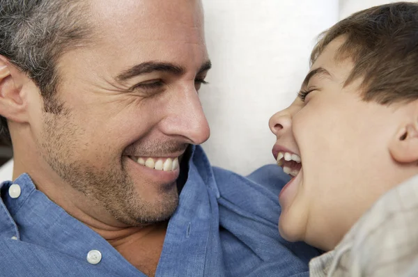 Padre e hijo sonriendo — Foto de Stock