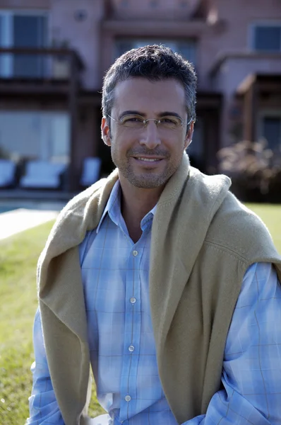 Man in eyeglasses and sweater — Stock Photo, Image