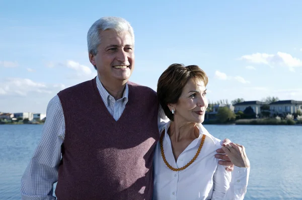 Pareja mayor abrazando — Foto de Stock