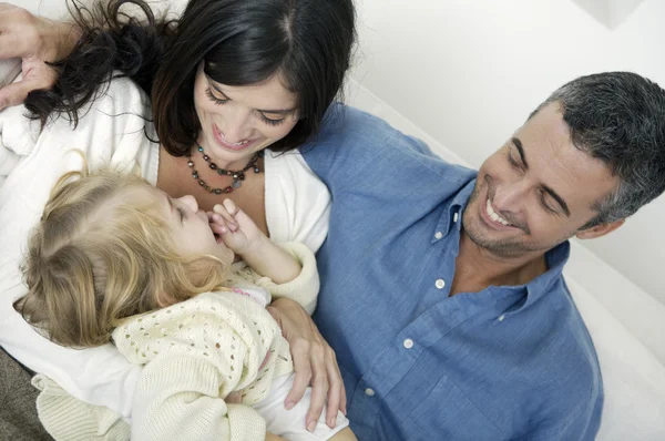 Porträtt av lycklig familj — Stockfoto