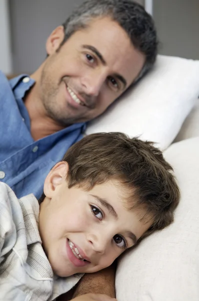 Padre e hijo mintiendo — Foto de Stock