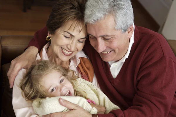 Abuelos abrazando nieta —  Fotos de Stock