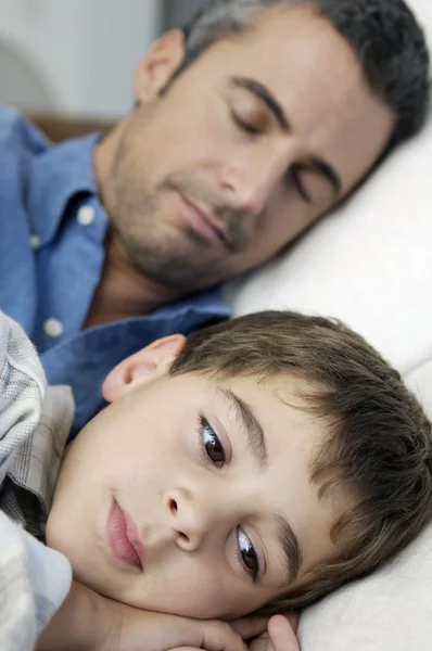 Padre e hijo mintiendo —  Fotos de Stock