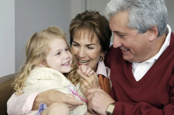 Grootouders knuffelen kleindochter — Stockfoto