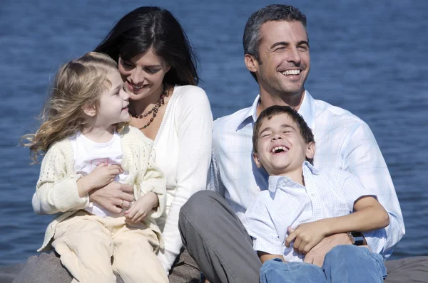 Porträt einer glücklichen Familie — Stockfoto