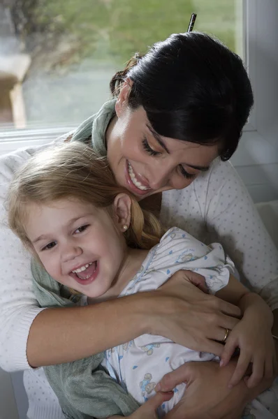 Madre e hija abrazando —  Fotos de Stock