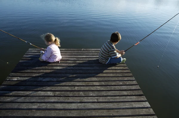 Fratello e sorella pesca — Foto Stock