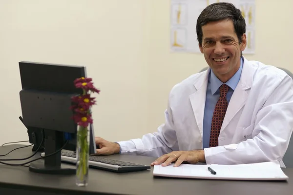 Muž lékař pracující v kanceláři — Stock fotografie