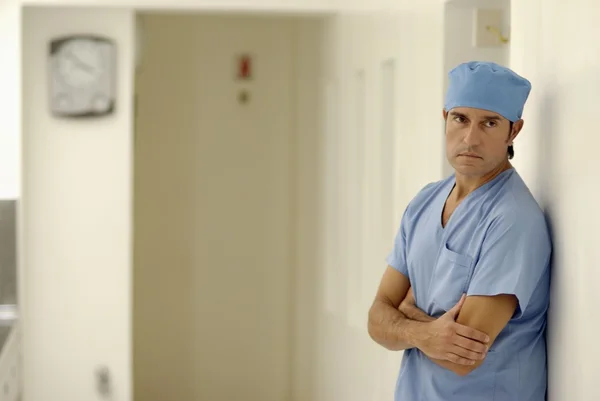 Лікар стоїть в лікарняному залі — стокове фото