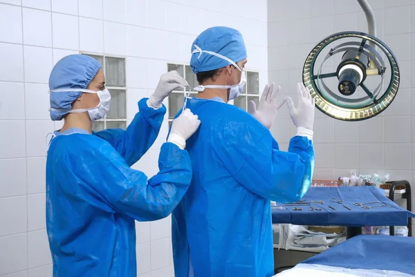 Лікарі в операційній кімнаті — стокове фото