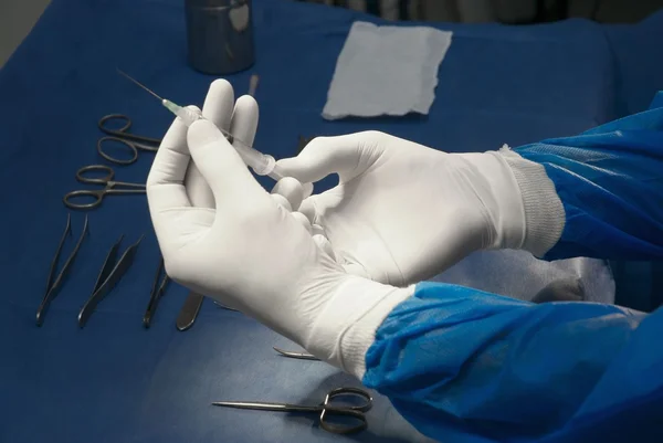 Ręce w sali chirurgii — Zdjęcie stockowe